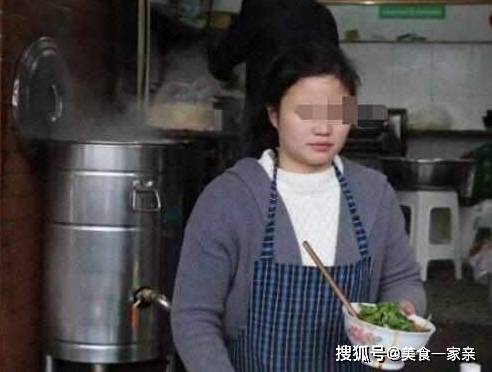 每碗|新婚夫妻卖“另类小吃”生意火爆，每碗配3根筷子，原因让人汗颜
