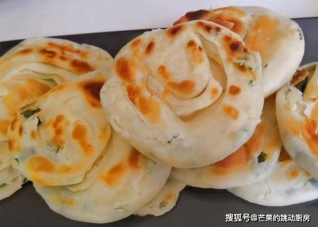 葱花|早餐别再吃油条了，1块钱饺子皮，一擀一卷，5分钟解决全家人早餐