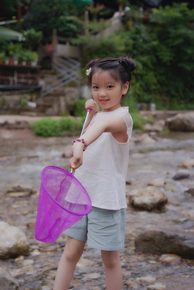 气息|阿拉蕾长成大姑娘！穿泳装在海边“淑女跑”，合影3岁妹妹像套娃