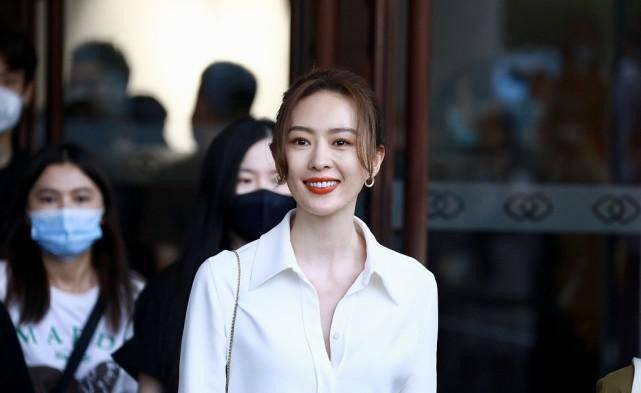 童瑶真|童瑶真有成功女人范儿,衬衫配黑裤干练大方,裤腰下沉也不减分