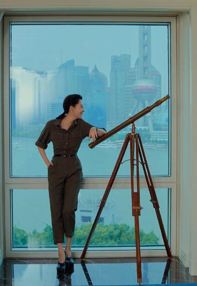 连体|郑爽还是太瘦了,穿连体短裤腰带紧勒,但还时不时需要提提