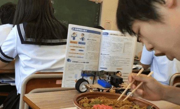 因为|中小学迎来“坏消息”，孩子的“快乐”或将消散，家长却乐开花