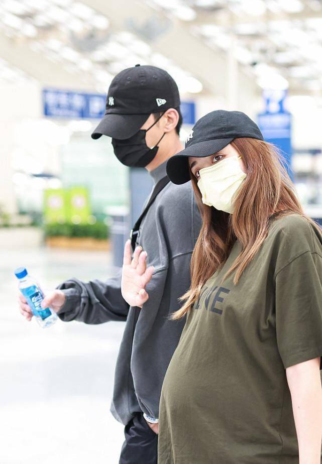 感觉|孕期的麦迪娜美得挺自然，宽松T恤配瑜伽裤，穿出轻松舒适感