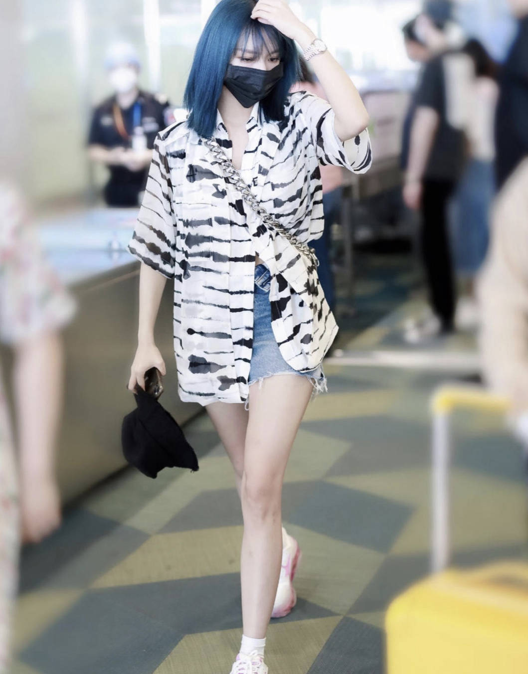 衬衣|程潇气质挺不错,穿“阿姨花衬衣”也不显俗气,拎16万鸟笼包真壕