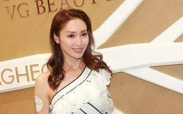 设计|郭可盈“原装脸”就是抗老，50岁依旧女人味满满，打扮起来不得了