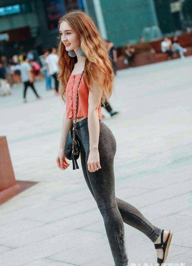 显得|街拍：小姐姐吊带背心配长裤，显瘦又时尚,显得自然清新的甜美范