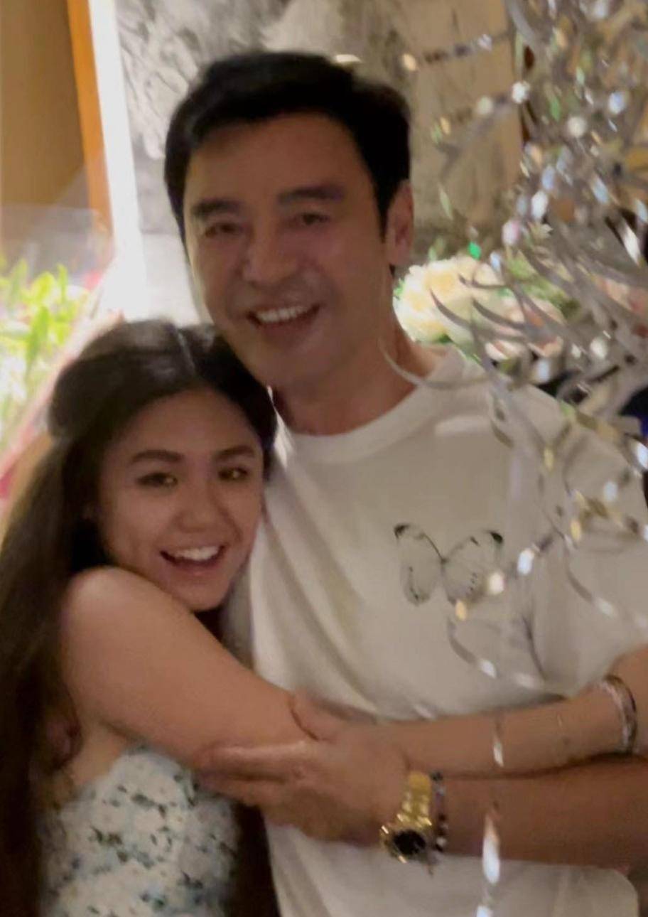 钟懿|钟镇涛女儿庆生，一袭吊带裙真时尚