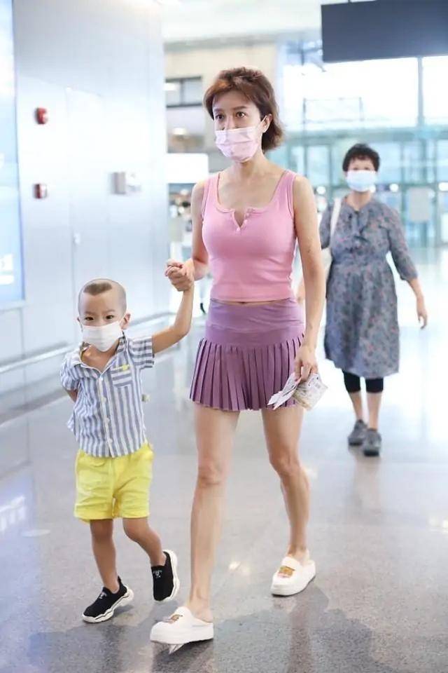 修而|金巧巧明明是阿姨年纪，却穿背心配超短裙走少女风，身材还真不错