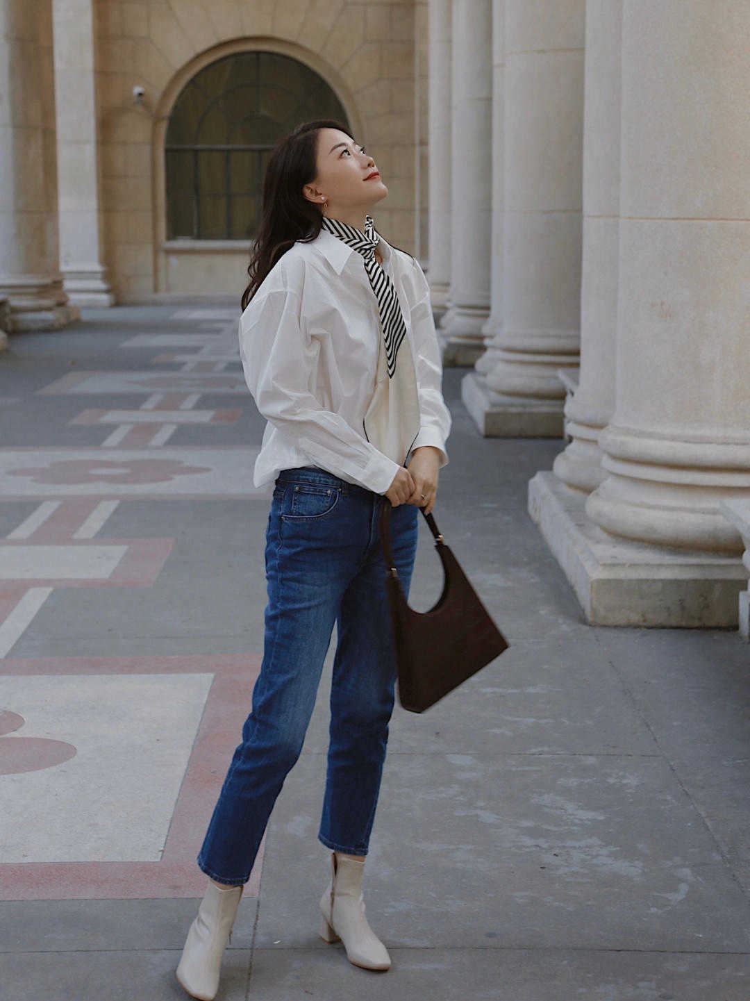 大气|经典大气的初秋穿搭示范，衬衫搭配牛仔裤干练简约，洒脱时髦