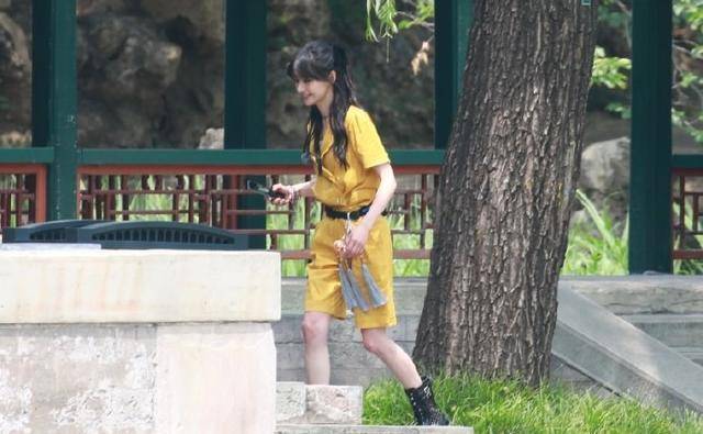 连体|郑爽还是太瘦了,穿连体短裤腰带紧勒,但还时不时需要提提