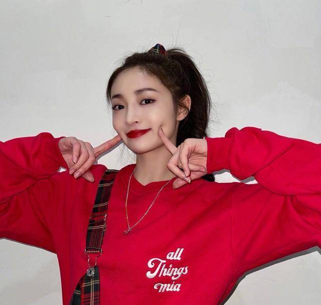 个性|周洁琼解锁新时尚,穿背带裤只背一边肩带,别说还挺个性