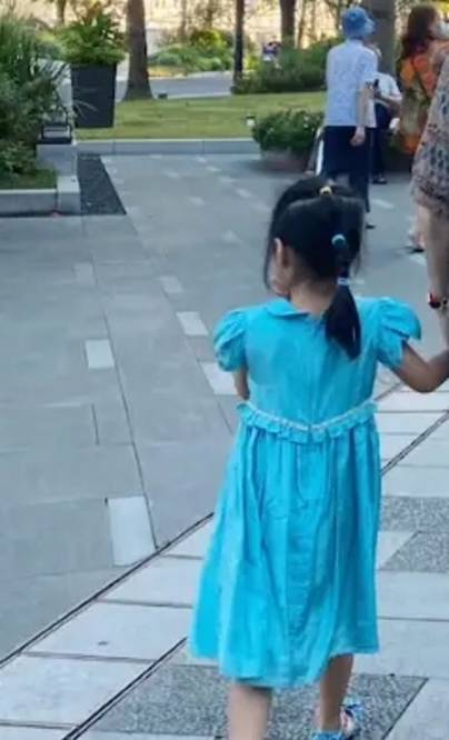 陈赫|陈赫妈妈牵俩孙女逛街，5岁安安打扮似公主，妹妹扎羊角辫太可爱