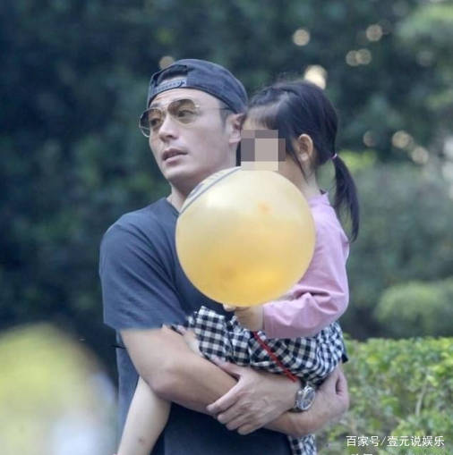 卫衣|霍建华溜娃！小海豚继承林心如好衣品，卫衣配阔腿裤变时尚小达人