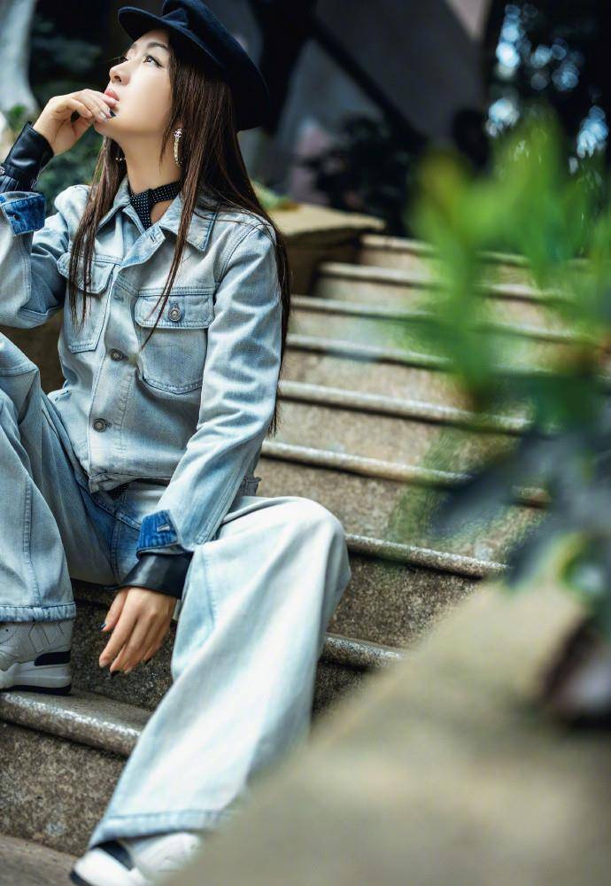 身材|杨钰莹“浪姐宿舍”外街拍,穿一身牛仔时髦养眼,不像49岁的样子