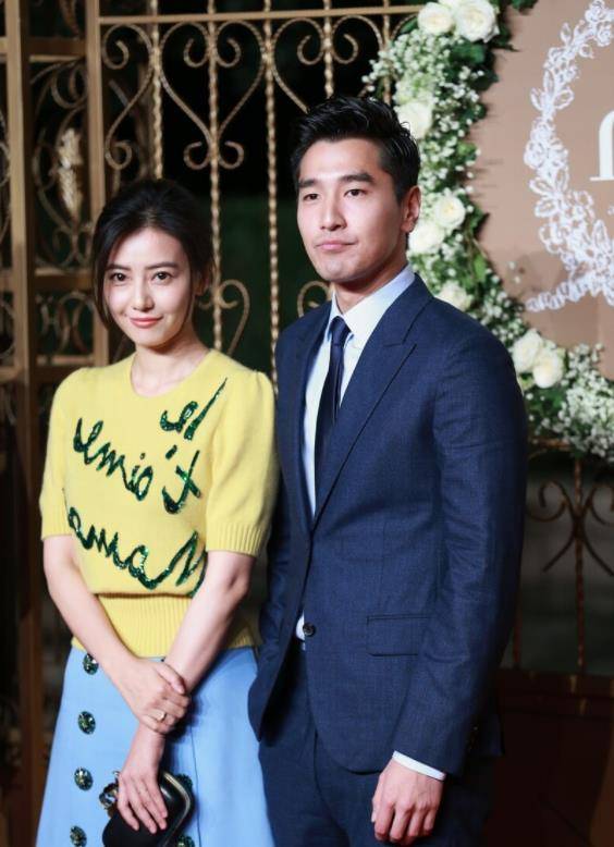 感觉|高圆圆又美了，黄色针织衫配半身裙甜美减龄，同框赵又廷一脸幸福