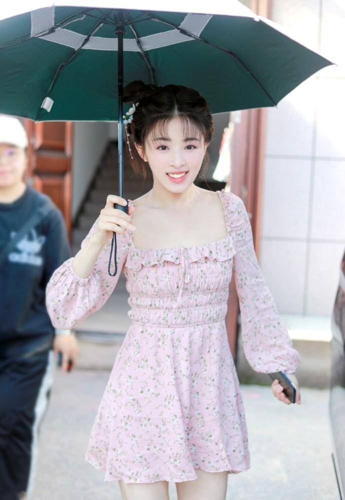 张含韵|被张含韵甜到了，穿法式方领裙像邻家小妹妹，糊咖佟梦实真高攀了