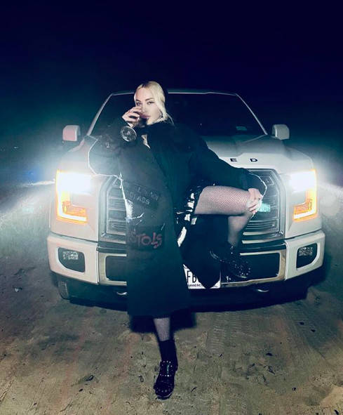 曲线|62岁麦当娜扎双麻花辫扮嫩！黑色蕾丝裙秀丰腴，27岁黑人男友超高