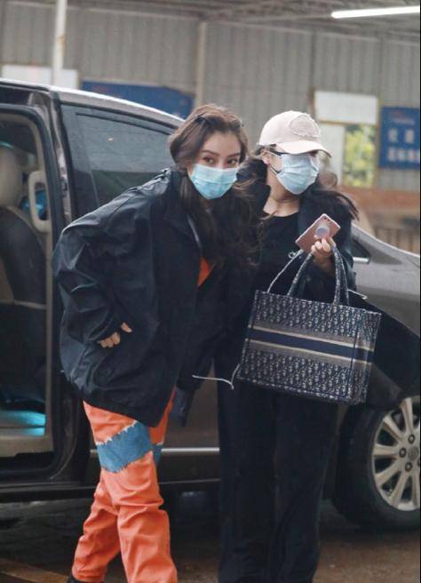 马尾|气质美貌是掩盖不住的！杨颖最近上班私服超减龄，扎双马尾太少女