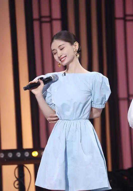 出圈|王子文恋爱又美出圈,穿泡泡袖连衣裙甜美俏皮,温柔减龄让人着迷