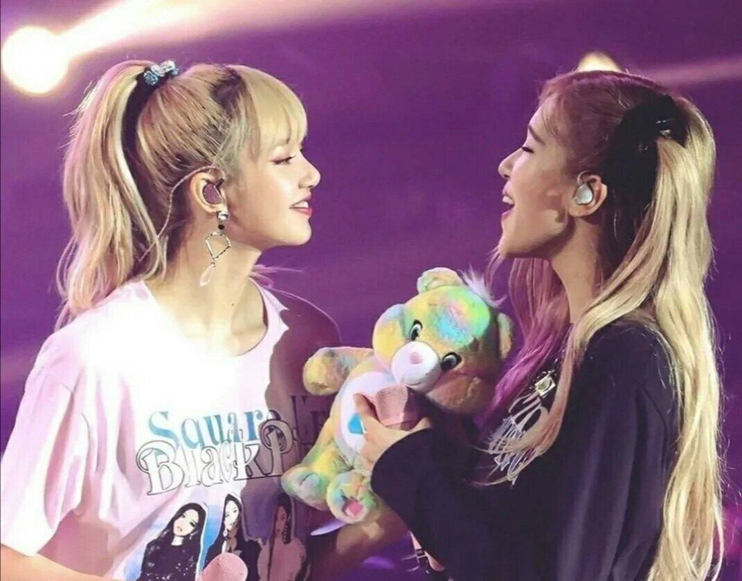 朴彩英晒与lisa的合照,团体新专辑要来了吗?lisa何时出道