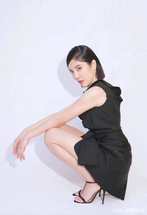 显得|赵奕欢与吉克隽逸同台，同穿白色连衣裙，赵奕欢皮肤貌美很吸睛