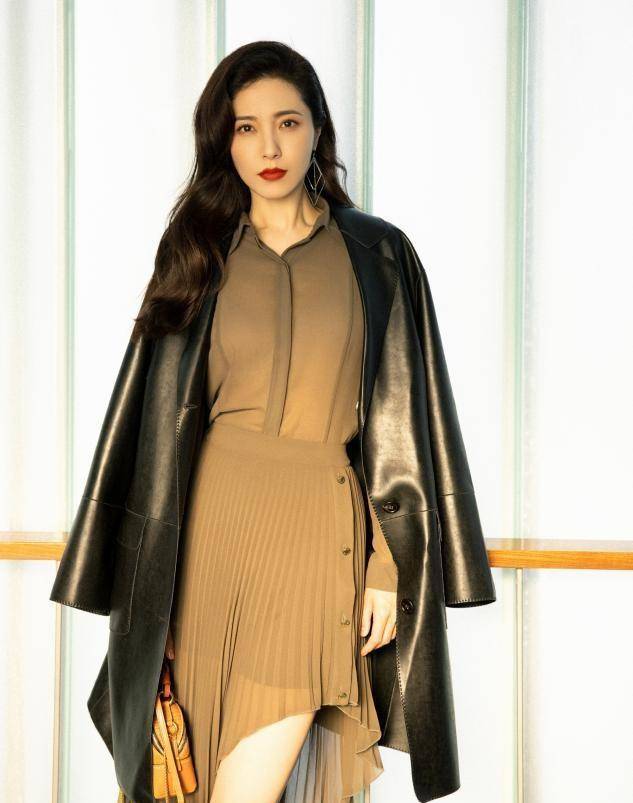 身材|被45岁曾黎惊艳到了！一袭金色束腰裙优雅知性，肤白腿长甜美了