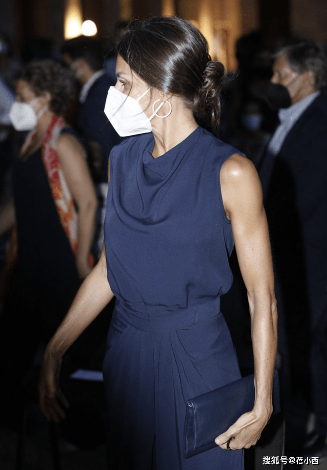 高跟鞋|被西班牙王后的肌肉线条惊艳到了，穿藏蓝色连衣裙配盘发，真优雅