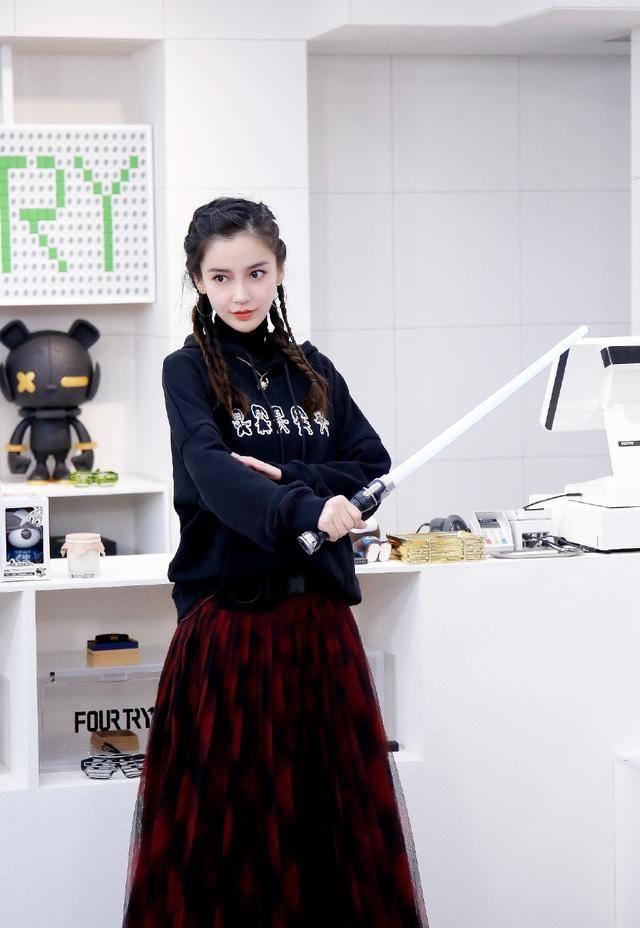 马尾|气质美貌是掩盖不住的！杨颖最近上班私服超减龄，扎双马尾太少女