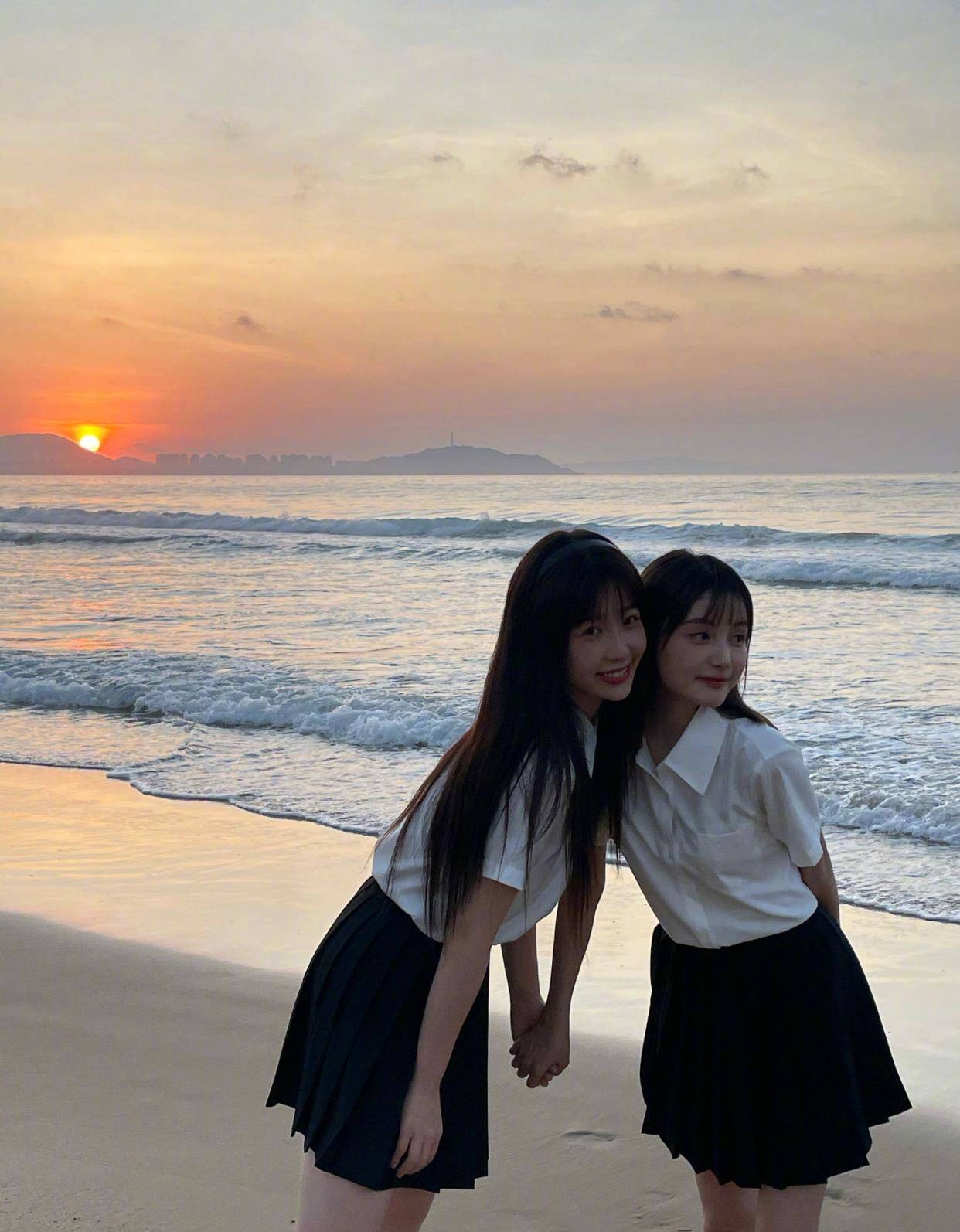 短裙|虞书欣林小宅海边看日出，穿JK短裙甜美十足，网友：都是漂亮姐姐