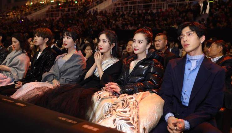 娃娃脸|微博之夜郑爽迪丽热巴同框比美,刘亦菲显脸大输给赵丽颖娃娃脸?