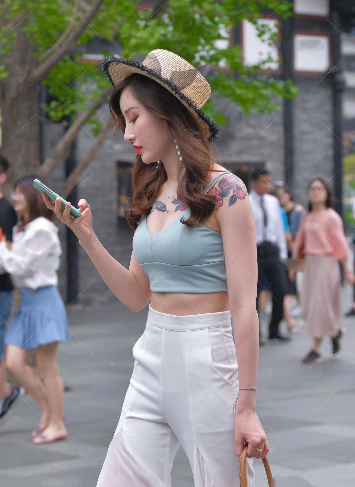 高跟鞋|美丽的背部配白色喇叭阔腿裤,配高跟鞋提升气场,温柔甜美