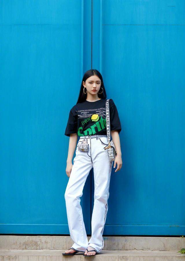 黑色|林允咋想的？穿花哨T恤脚踩“人字拖”，有颜又有身材真任性