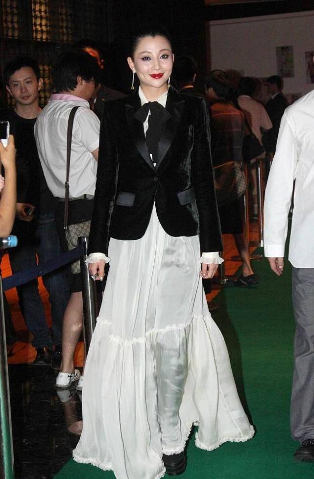 殷桃|被殷桃的身材酸到,穿露肩西装勒出小腰身,人到中年太养眼