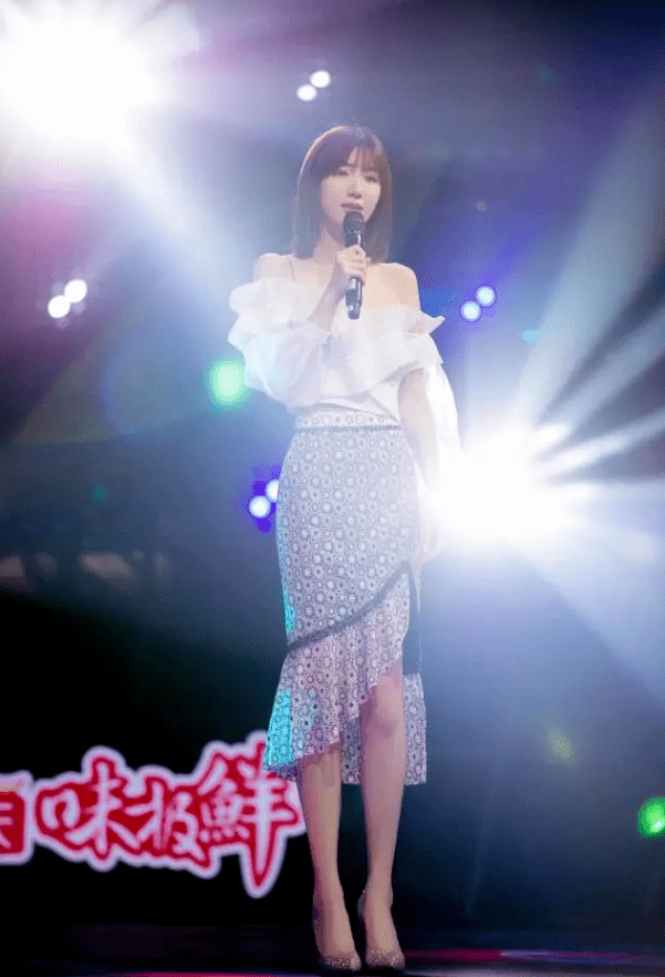 墨汁|终于等到毛晓彤放开穿，把“墨汁服”穿上，秀细到让女生羡慕的腰