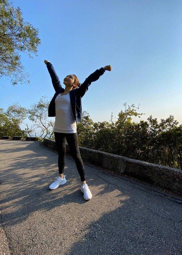 黑色|黎姿带娃打高尔夫！金丝眼镜挂领口，俩女儿穿衣看似低调实则奢华