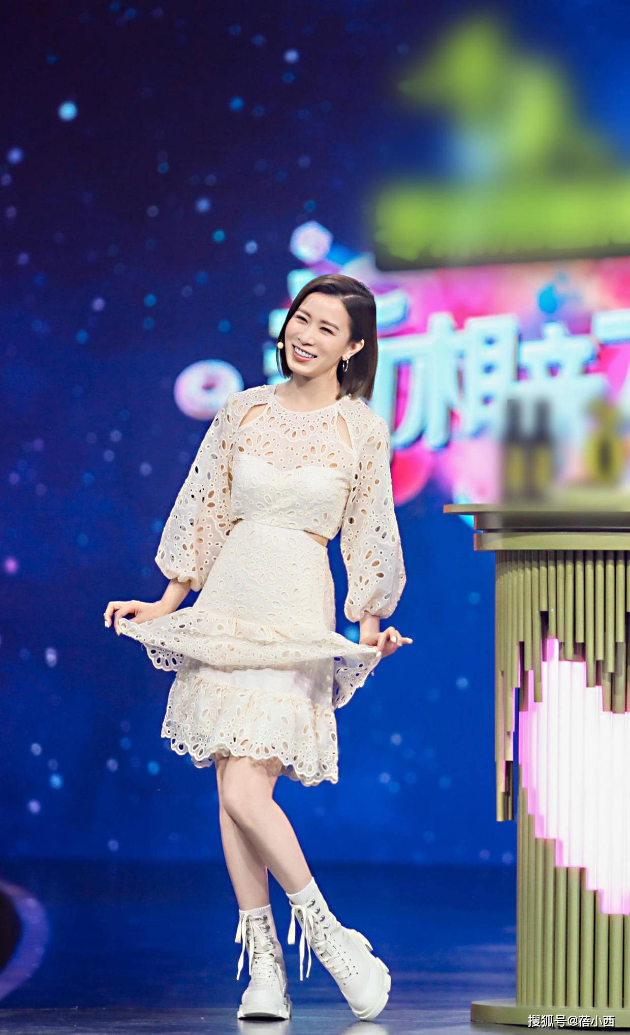 设计|46岁佘诗曼比26岁时更显嫩，穿露肩上衣配短裤，中年女性真该学学
