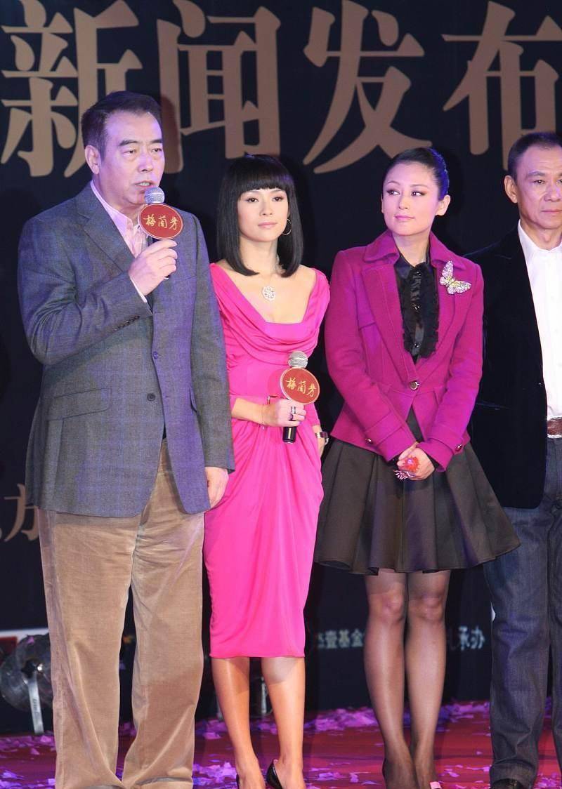 线条美|陈红真不会搭配，虽然颜值和身材保养得都挺好，却非要穿紫色外套