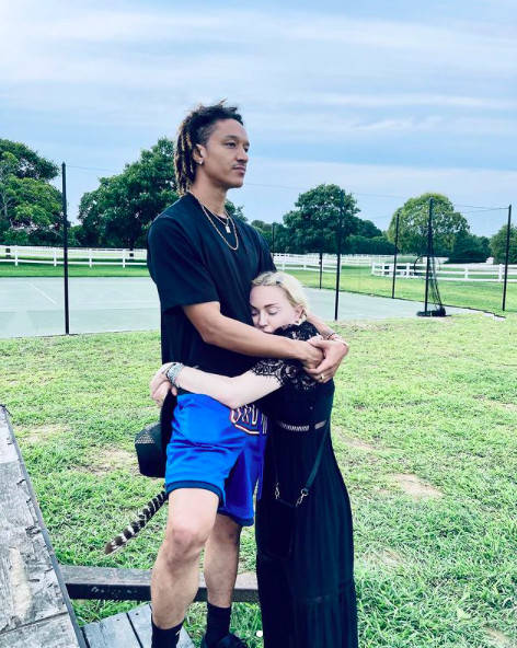 曲线|62岁麦当娜扎双麻花辫扮嫩！黑色蕾丝裙秀丰腴，27岁黑人男友超高