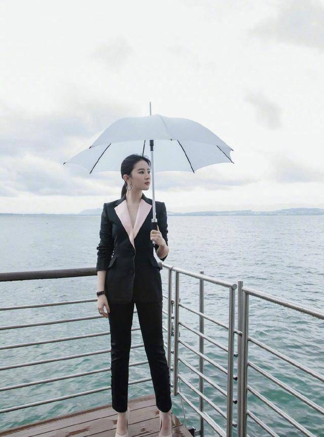 黑色|有种“任性”叫刘亦菲，西装不是穿一半就是拖着走，反正不好好穿
