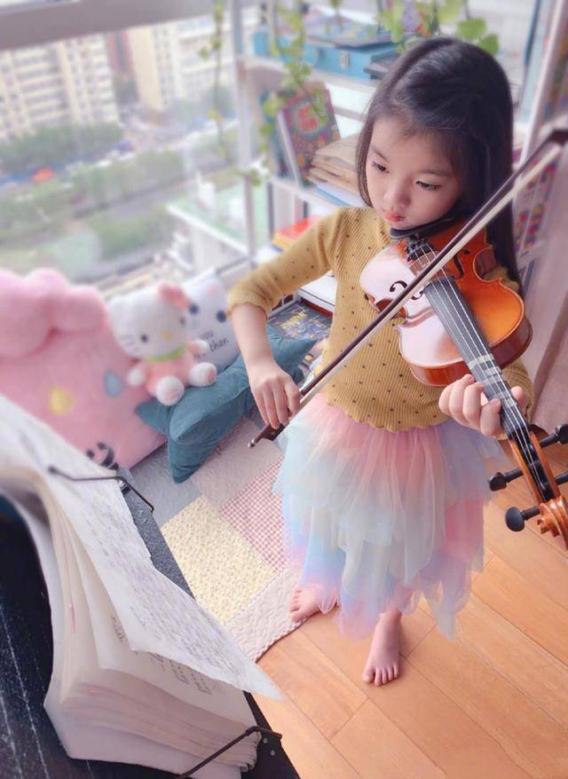 气息|阿拉蕾长成大姑娘！穿泳装在海边“淑女跑”，合影3岁妹妹像套娃