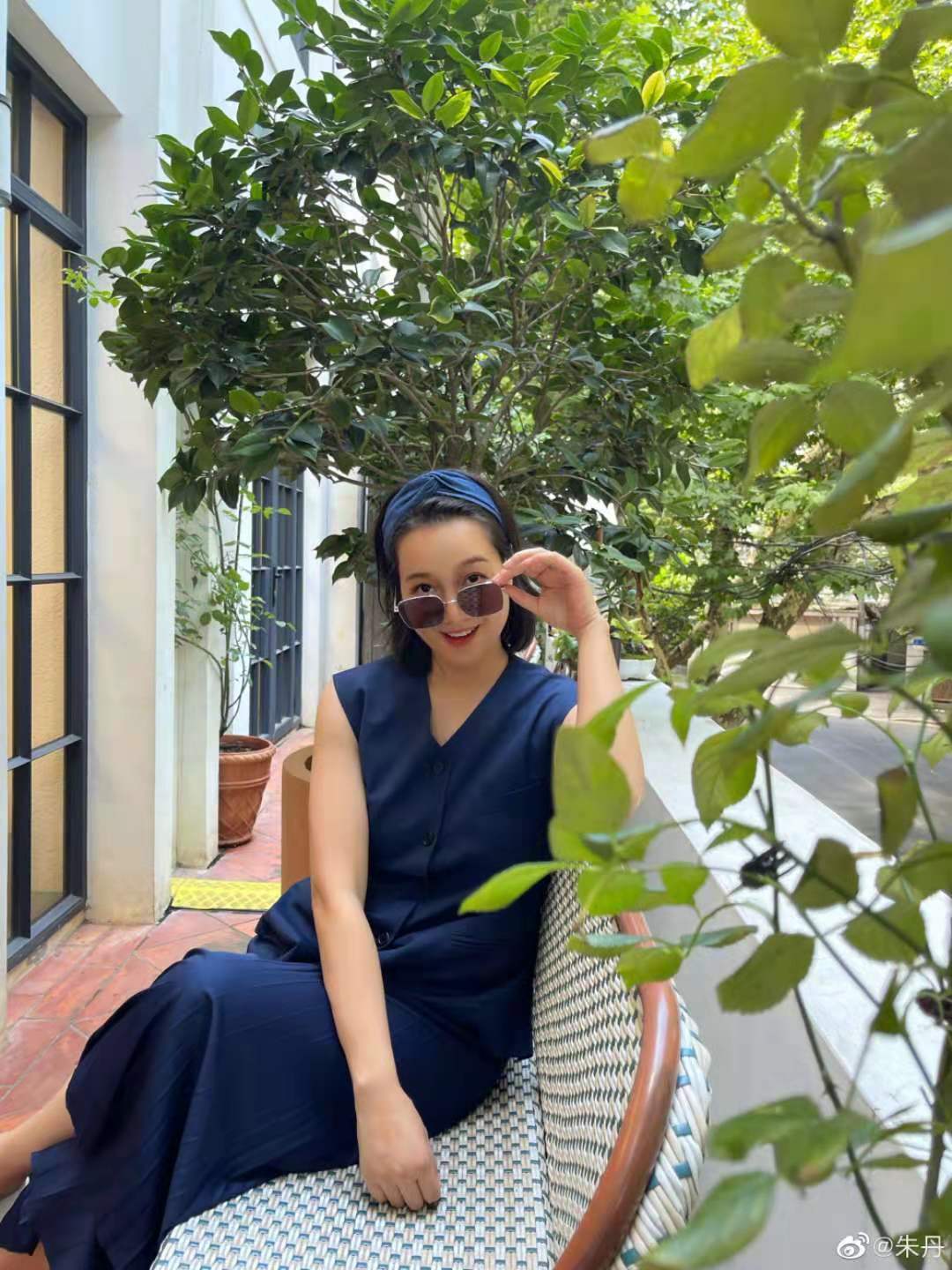 母则刚|朱丹首次晒二胎照片，单手抱娃逛街超娴熟，大腹便便产后恢复不理想