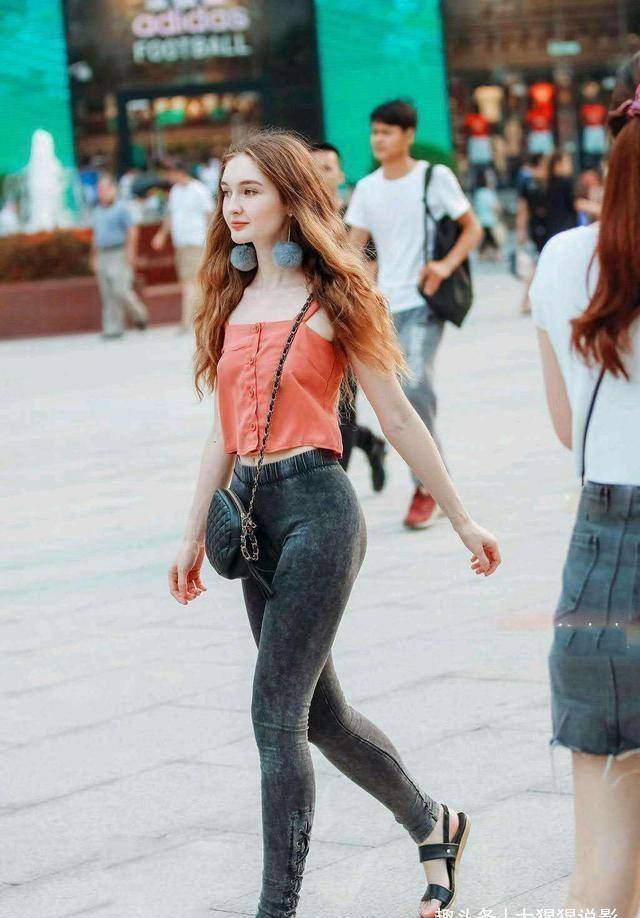 显得|街拍：小姐姐吊带背心配长裤，显瘦又时尚,显得自然清新的甜美范