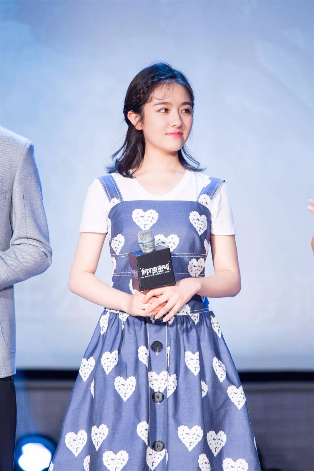 钟懿|钟镇涛女儿庆生，一袭吊带裙真时尚