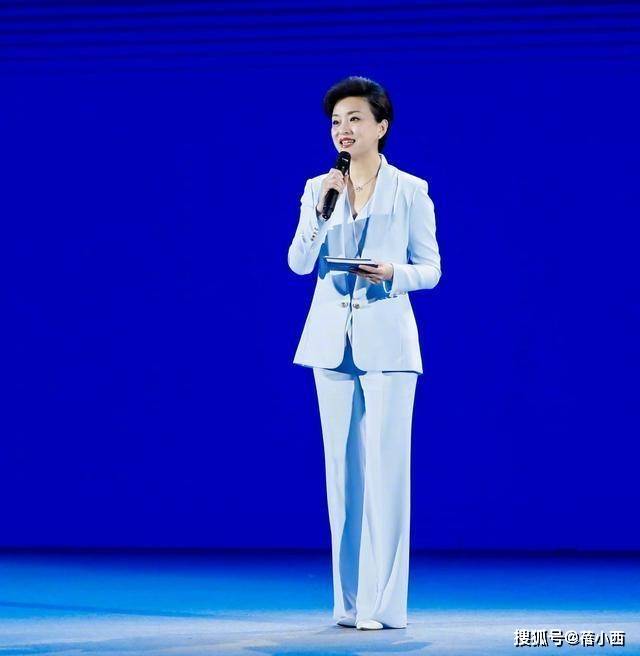 职场|杨澜穿衣从不“装嫩”，穿黑西装内搭白衬衫，骨子里透着高级感
