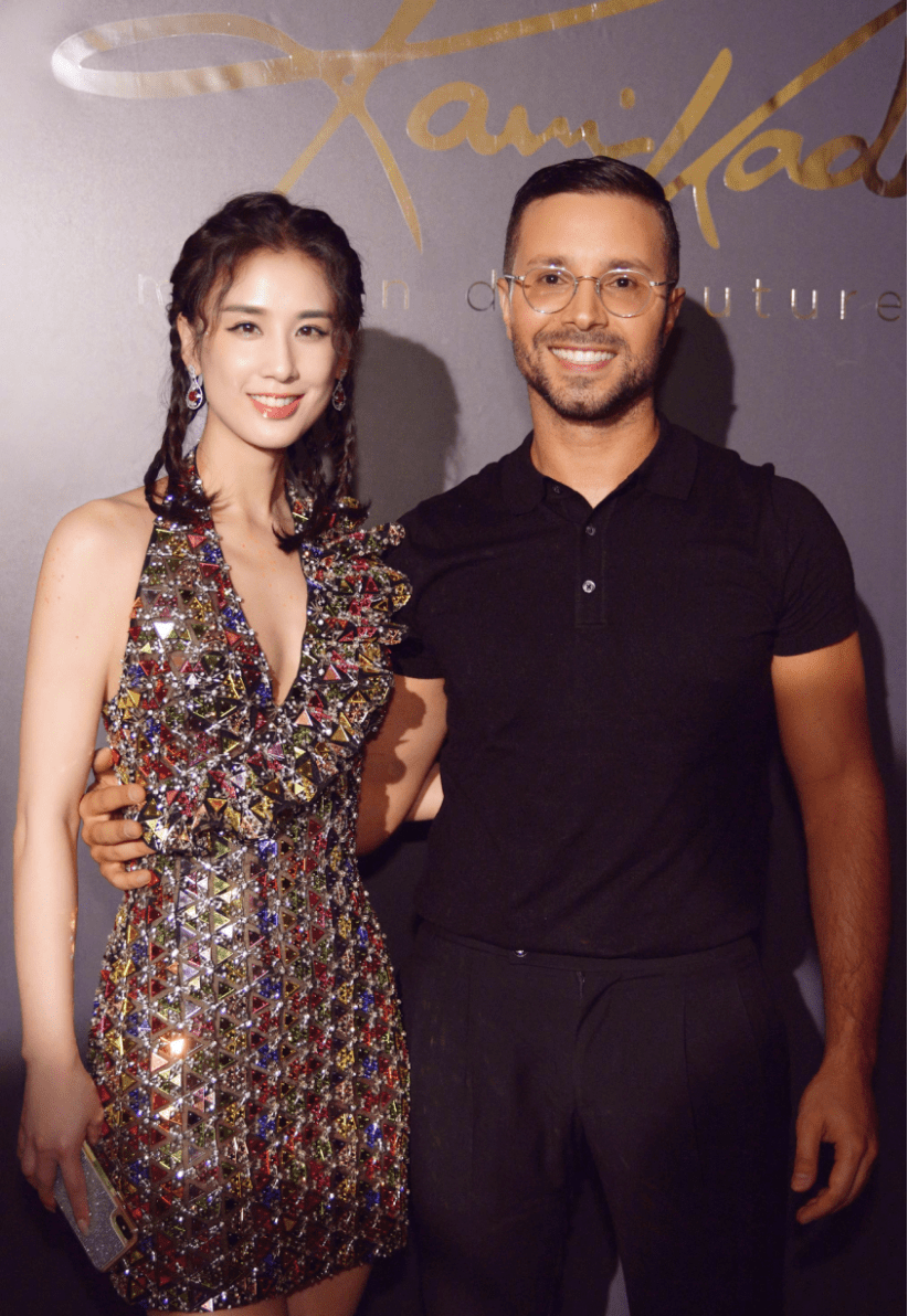 黄圣依|黄圣依换新造型，编发造型搭配连衣裙，完全看不出是几个娃的辣妈