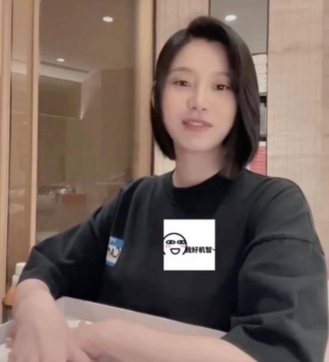 因为|奚梦瑶在家养胎心情好，穿宽松衣巧遮孕肚，化淡妆出镜气色超好