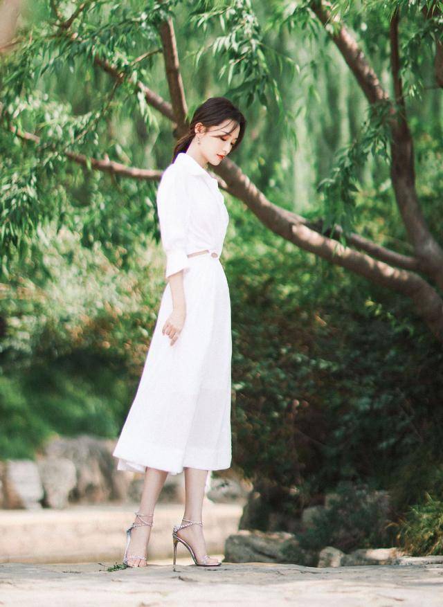 设计|李沁的搭配真多变，阔腿裤这样穿潮流复古，短款上衣让造型更自信