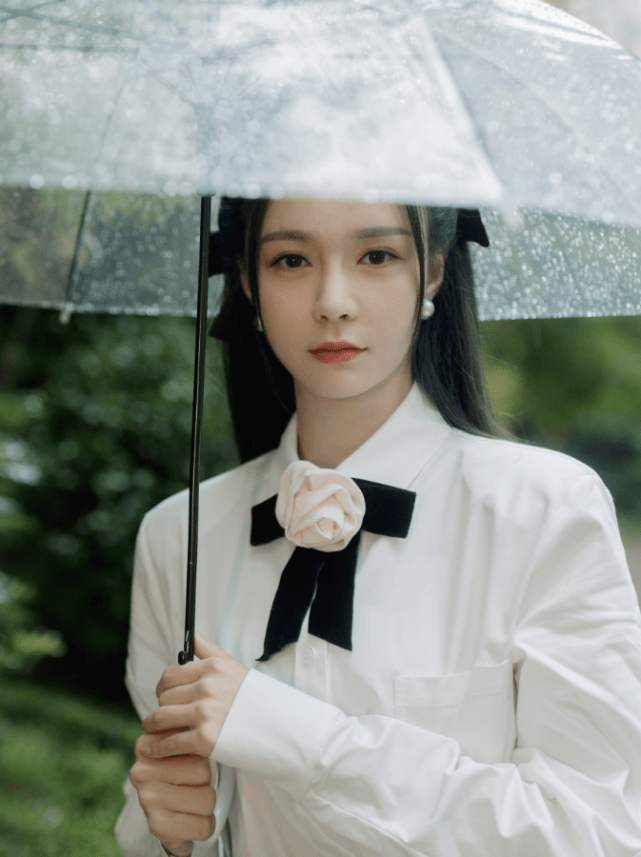 黑色|沈梦辰也开始正视自己身材,穿上易显胖白袜后:这腿我哪配拥有