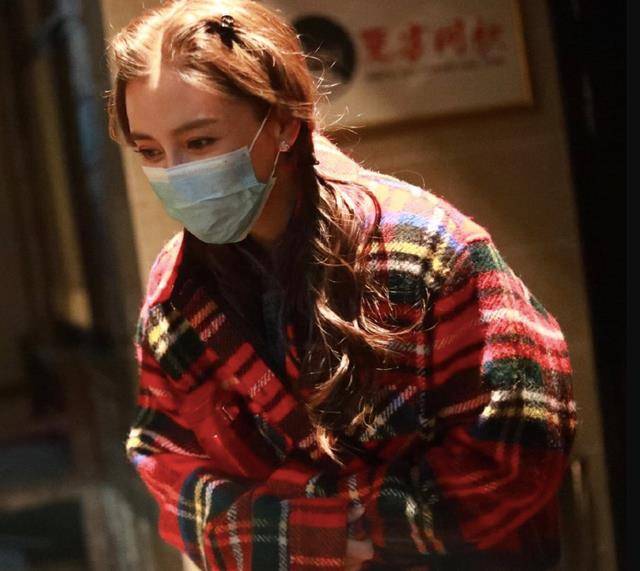 马尾|气质美貌是掩盖不住的！杨颖最近上班私服超减龄，扎双马尾太少女