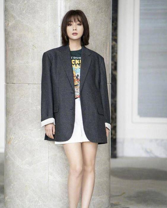 殷桃|被殷桃的身材酸到，穿露肩西装勒出小腰身，人到中年太养眼